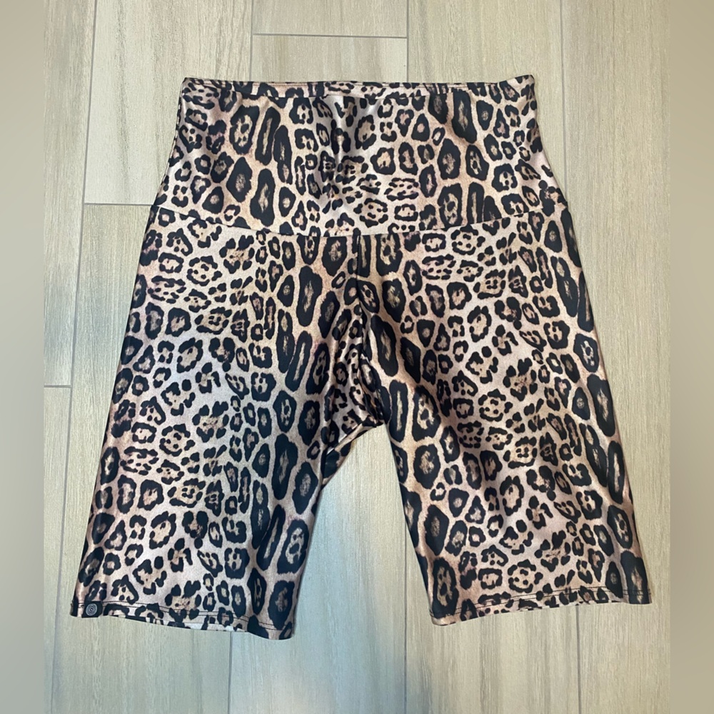 Onzie leopard biker shorts high rise women’s size M/L